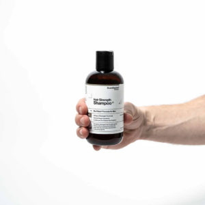Scandinavian Biolabs Šampon za rast kose Muškarci 250 ml - bočica šampona u ruci muškarca.