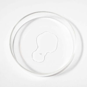 Scandinavian Biolabs Serum za rast kose Muškarci 100 ml - prozirna tekstura proizvoda u prozirnoj zdjelici.