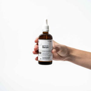 Scandinavian Biolabs Serum za rast kose Žene 100 ml - bočica seruma u ruci žene.
