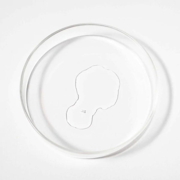 Scandinavian Biolabs Serum za rast kose Žene 100 ml - prozirna tekstura seruma u prozirnoj zdjelici.